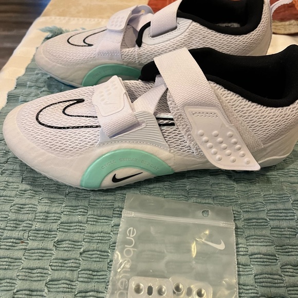 Women’s Nike cleats. Never used. Size 7. - Picture 2 of 9